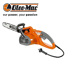 Motosega elettrica per il taglio della legna di casa. 
